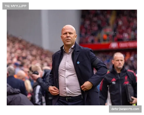 特写：镜头捕捉到，场边埃弗顿主帅激动指挥后，喝水平复情绪